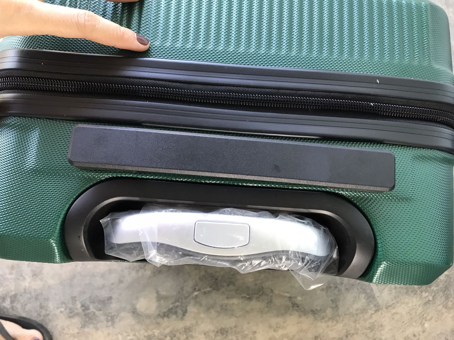 Vali màu sắc đậm hơn ảnh tí, nhựa hơi mỏng manh ọp ẹp, k có phần chân đế cao su bên 1 mặt vali để khi để vali nằm xuống lấy đồ ko bị trầy xước; biết thế mình mua cái túi bọc cho đỡ xước. Mình nghĩ mọi người nên thêm tiền mua con vali khác nhựa dày dặn chắc chắn hơn nha. Nếu có time quay lại mình sẽ thêm tiền mua con vali khác chắc chắn cứng cáp hơn. Phần lót trong mỏng, chỉ có 1 ngăn đựng đồ, k có nhiều ngăn phụ khác như vali khác, bất tiện. Phần tay cầm ko chắc chắn