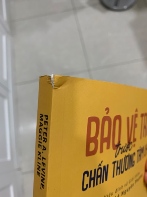 Mua sách hơn 11 năm tại Tiki, lần đầu tiên phải nhận 1 quyển sách bị rách góc như vậy 🙄