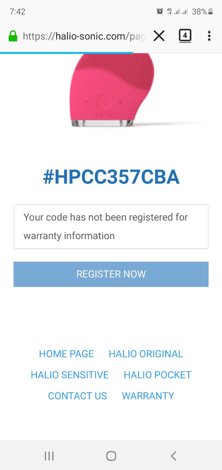 Mình đặt mua sản phẩm này mặc dù đã đọc bài viết 1* nói về chính sách hậu mãi trước đó. Mình đã hi vọng mình không đen như người mua trước nhưng rốt cuộc mình cũng rơi vào tình cảnh của bạn ấy.
Máy rửa mặt hoạt động bình thường trước khi sạc lần đầu tiên. Sau một thời gian sử dụng, máy hết pin, mình sạc pin và máy bắt đầu gặp trục trặc: đang dùng thì tự động dừng lại, bấm nút nhiều lần không lên, đang yên đang lành máy lại rung đột ngột. Mình không rõ nguyên nhân vì sao nên có liên hệ lại với CS của Tiki và câu chuyện diễn ra như sau:
14/05: mình thông báo cho CS bên Tiki, bạn nữ xác nhận sẽ bảo hành cho mình và hẹn sau 1-3 ngày sẽ đến nhận máy từ chỗ mình.
18/05: mình sốt ruột, gọi lại cho CS và bạn nữ khác khuyên mình cố chờ hết ngày 19 vì được hẹn sau 1-3 ngày và không tính ngày nghỉ (cái này là lỗi của mình, do nóng vội nên gọi lại cho CS vô cớ).
20/05: máy vẫn chưa có ai đến nhận. Chiều hôm này, mình gọi lại cho CS bên Tiki, một bạn nữ khác báo sẽ hối đơn vị vận chuyển chóng đến lấy máy. Sau khoảng 1h, có một số máy lạ báo là nhân viên Tiki, gọi điện hẹn mình sáng 21 sẽ đến lấy máy. Okay, mình không muốn làm khó ai nên đồng ý với lời hẹn này.
Chiều 21/05: lời hẹn từ hôm trước vẫn bặt vô âm tín. Mình gọi điện lại cho số máy lạ kia để hỏi và sau vài câu trao đổi ngắn ngủi, bạn ấy trình bày: "Hôm nay em bận lắm, mai em qua" rồi cúp máy luôn, không kịp cho mình định thần. Mình gọi điện lại cho CS bên Tiki, một bạn nữ khác lại hẹn với mình sẽ hối lại đơn vị vận chuyển sớm đến lấy máy chỗ mình.
23/05: mình chưa liên lạc lại cho Tiki 1 lần nào nữa và Tiki cũng chưa liên lạc lại nói về việc sẽ làm gì tiếp. Có lẽ mình chậm hiểu định nghĩa của "bảo hành" là gì.
Mình hoàn toàn thất vọng về chính sách hậu mãi của Tiki. Một lời khuyên cho các bạn nếu mua đồ trên Tiki: tránh mua những đồ có thể phải đi bảo hành mà không biết bảo hành ở đâu. Tiki sẽ hành cho bạn biết thế nào là bảo hành luôn.