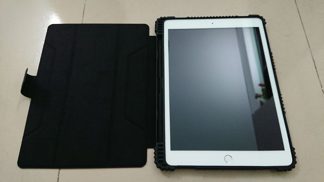 Mình nhận hàng trước ngày Tiki dự kiến 1 ngày. Bao Nillkin chống shock nhưng dc gói trong túi nổ chống shock rất đàng hoàng ^^. Bao rất vừa vặn với Ipad 10.2 inches Gen07 mình vừa mua. Chấm 4 sao vì vỏ hộp khá cũ rồi.