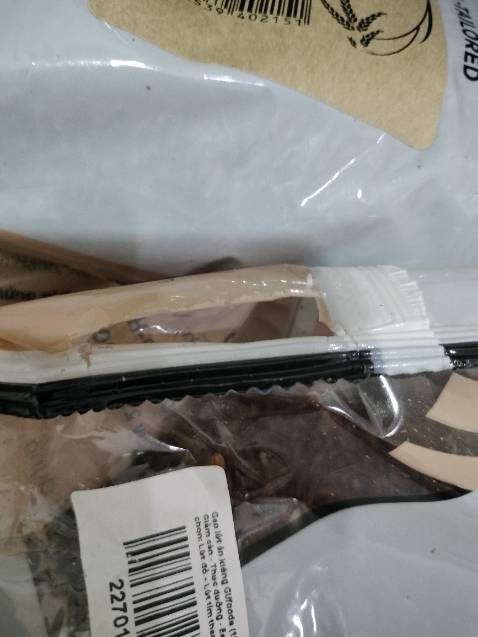 Đóng gói hàng rất kém, mình mua hàng nhiều lần trên Tiki rồi, lần nào cũng đóng hàng xộc xệch, từ quyển sách móp góc, tới nước giặt cũng không bọc xốp. Và lần này là gạo, nhận hàng gạo bục ra, rơi hết ra ngoài, mất công dọn dẹp. Hàng dễ vỡ nhưng thùng hàng ko có nổi miếng bìa chèn vào cho chặt chẽ, ko có nổi 1 miếng xốp lót. Và đỉnh cao là bên bán cũng ko có hướng xử lý thoả đáng cho khách, chỉ xin lỗi. Tiki đổi trả hàng thủ tục lằng nhằng, mất thời gian, cskh của Tiki nói chuyện như cãi nhau với khách. Chưa bao giờ mua hàng onl mà đánh giá 1 sao và bực mình  như  này