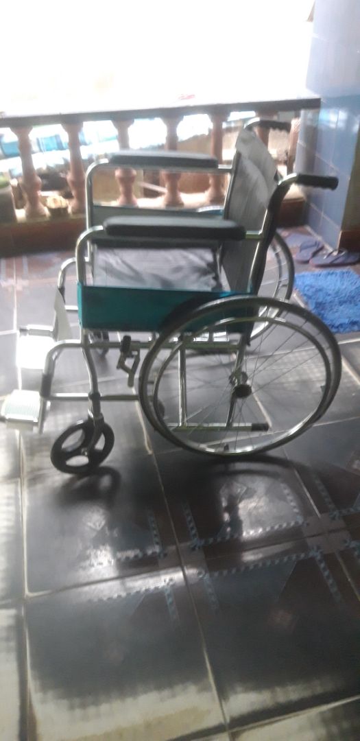 trên hình xe có 2 thanh chéo, khi giao hàng thì xe chỉ có 1 chéo