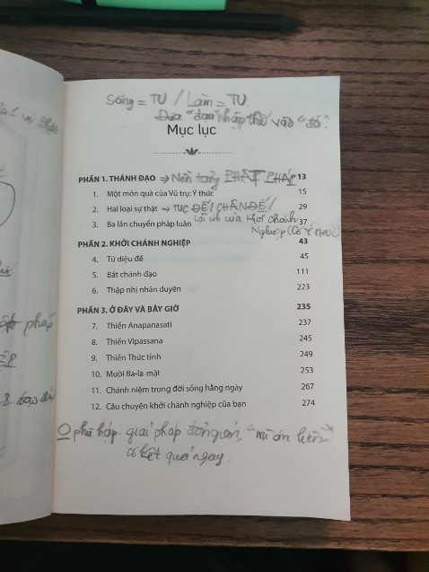 Sống và Làm Việc thế nào để tạo ra giá trị tích cực, phát triển cả về vật chất lẫn tinh thần? Đó là câu hỏi chính mà tác giả Tạ Minh Tuấn đã giải đáp thông qua tác phẩm Khởi Chánh Nghiệp. 

Chánh Nghiệp là một trong những chi phần thuộc Bát Chánh Đạo giúp mỗi người tích lũy những phẩm chất của Phật, một trong những tấm gương "thành công" nhất về tầm ảnh hưởng và giá trị tạo ra trong lịch sử nhân loại. 

Mình thích sách bởi cách tiếp cận khá hiện đại và không ép buộc thực hành những nghi thức rườm ra. Theo chia sẻ của tác giả, học Phật không phải là thuộc làu kinh sách, cúng bái khoa trương mà là học cách sống và thực hành đều đặn để đạt được trạng thái tâm thanh tịnh và an lạc như một vị Phật. 

Và học theo Phật cũng nhất thiết phải tránh xa cuộc sống thực tế, lên núi ẩn cư hay vào chùa đi tu. Nếu phù hợp và có cơ duyên, đó là những điều kiện lý tưởng để rèn luyện Giới - Định - Tuệ. Nhưng hầu hết mọi người tất bật với vòng xoáy mưu sinh thì vẫn có thể tu sửa chính mình ngay trong đời sống, gia đình, công việc,... để đưa "đạo" vào "đời", áp dụng chân lý để sống đời tỉnh thức.  

Mà muốn tỉnh thức thì bắt buộc phải dùng ý thức để soi chiếu và nhận biết trạng thái của thân - tâm trong mọi tình huống, để nhận thấy mọi thứ đều là cơ hội để lĩnh hội bài học và tự do lựa chọn hướng đi cho cuộc đời. Sẽ là bớt đi tham ái, sân hận, mê mờ để tiến hóa tâm thức hay bị bao phủ bởi bóng tối của vô thức nên cứ mải bế tắc giữa muôn vàn vai trò trong cuộc sống. 

Với mình, Khởi Chánh Nghiệp tựa như một quyển "Phật Pháp" vỡ lòng, dùng những ngôn từ đơn giản, hợp thời cùng kinh nghiệm kinh doanh thực tế, trải nghiệm cuộc sống dày dạn để giúp mọi người hiểu hơn về lời dạy cách đây hơn 2500 của Đức Phật và khởi đầu sự nghiệp, sự sống chân chánh trên nền tảng tâm linh và đạo đức. 

Lưu ý nhỏ về sách là sẽ đôi chút khó hiểu và hoang mang nếu bạn chưa có tiếp xúc hoặc tìm hiểu sơ qua các thuật ngữ trong Phật Pháp. Bạn có thể vừa đọc, vừa tìm thêm các nguồn thông tin khác để đào sâu và thấm nội dung sách hơn. 

Bên cạnh đó, những giải pháp mà tác giả chia sẻ đều rất dễ hiểu, dễ làm, phù hợp với cuộc sống thường nhật nhưng không thuộc dạng "mì ăn liền", làm là thấy kết quả ngay. Mỗi người, đội nhóm hay doanh nghiệp cần tinh tấn áp dụng, phản tỉnh và cải tiến liên tục để thấy được giá trị thực sự.