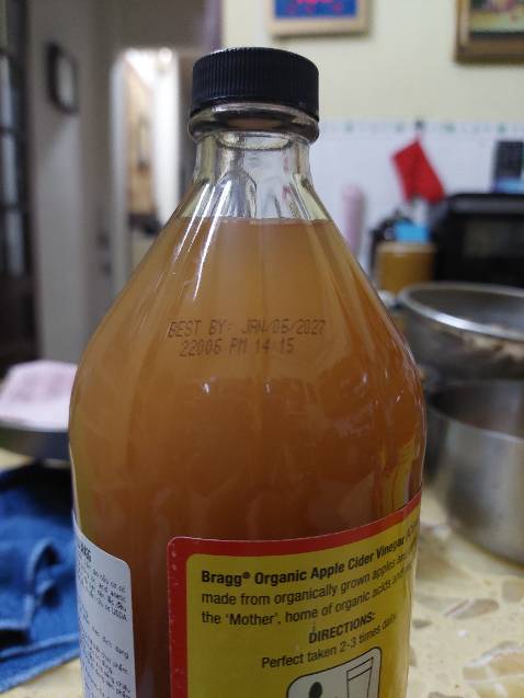 Có vẻ như  hàng nhái, chất dấm mờ đục,không trong và ánh màu nâu như hàng thật đã từng mua trước đó. Chữ in HSD cũng mờ nhạt không sắc nét như hàng thật. Lỡ lấy ra và bỏ thùng rác thùng cacton đóng gói chứ không sẽ trả hàng lại.  May mình còn 1 chai,sợ hết nên mua để dành mà thấy khác quá