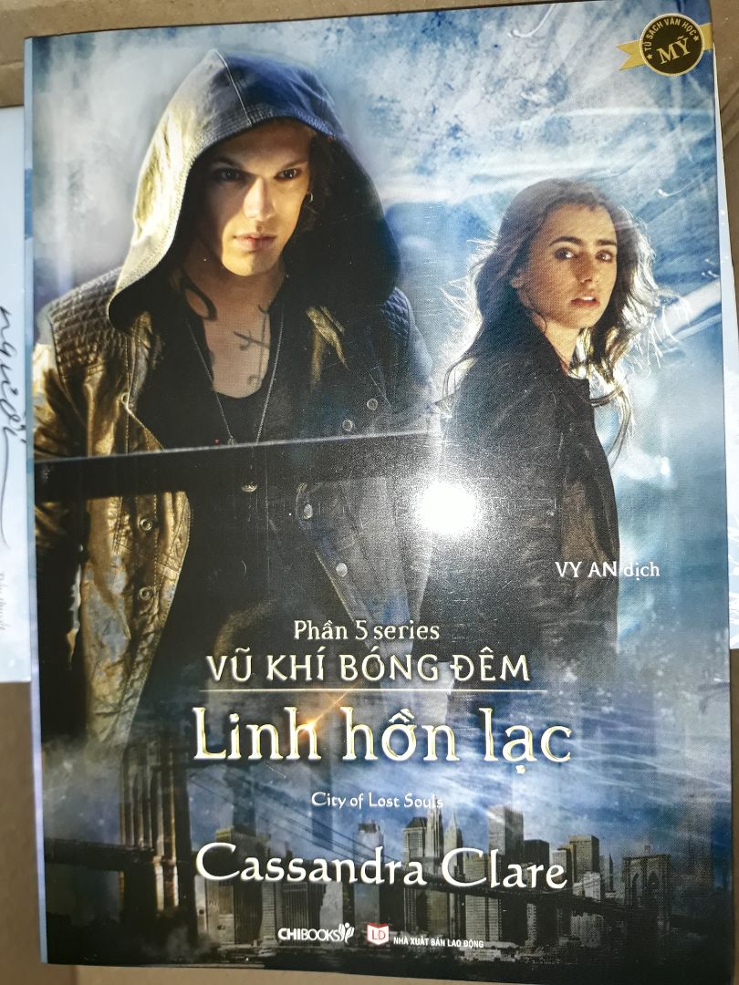 Trước mình có mua nhiều sách của Chibooks rồi nhưng mà lần này chất giấy làm mình thất vọng cực kỳ. Mình cảm nhận là giấy không được dày như lúc trước nữa. Nhưng mà quyển số 5 này vẫn còn đỡ, quyển 5 là loại giấy hơi ngà vàng, đến quyển số 6 thì cực kỳ tệ luôn ấy, quyển 6 có giấy màu trắng xanh, đọc mỏi mắt, giấy lại mỏng, nói chung là cảm giác tệ hơn cả giấy photo nữa. Quyển 5 này mình sẽ cho 4 sao.