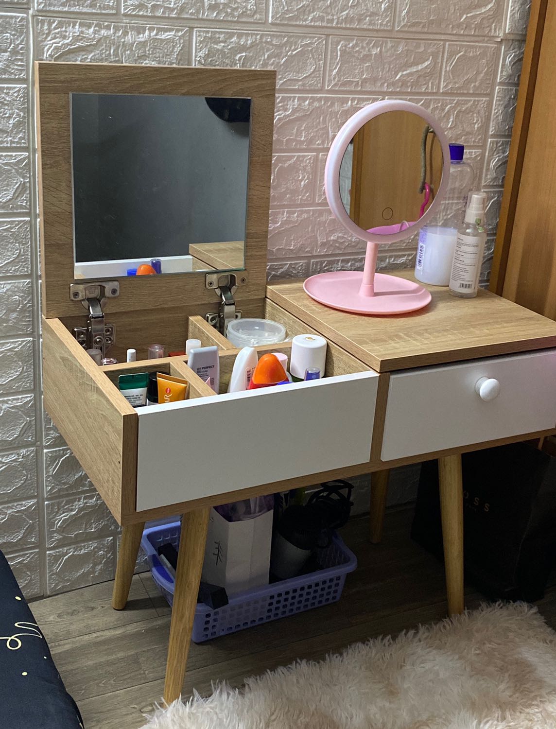 Giao sớm hơn thời gian dự kiến, sản phẩm tốt, có hướng dẫn kèm theo. Là con gái nên lắp hơi cực và đau tay nhưng bàn rất xinh. Sẽ ủng hộ shop tiếp nha 👍🏻👍🏻👍🏻