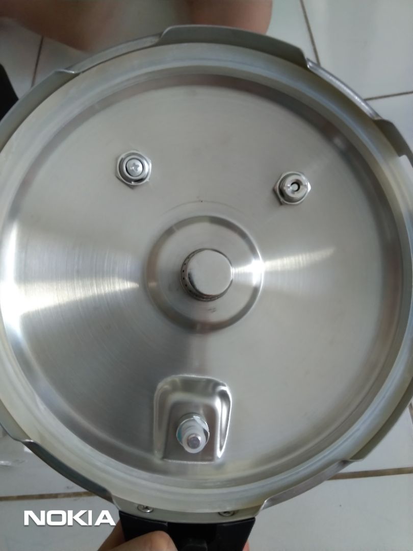 hàng mẫu mã đẹp, inox 304 dày, nắp cài rất thông minh, có lót hấp. Nồi 4 lít nhung nhỏ gọn, chắc bỏ nguyên con gà không đủ, nếu chị lại thì mua 5L.  Chỉ 1 chi tiết là đáy nồi khô g đúc nguyên khối. Hài lòng