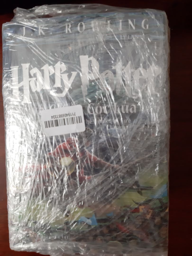 Mấy nay đặt trên tiki thấy giao sớm hơn dự kiến một ngày nên mình cũng vui, thêm phần do bận, phải hẹn lại nhưng shipper vẫn không trách. Chỉ có lúc mở bao cuốn bên ngoài ra thì có cuốn số 4 với 1 không có bao nilon riêng bên trong và có 1, 2 vết xám nhạt, cũng bé thôi nên không sao hết. Với lạo ở cuốn 4, trên gáy sách có một chỗ bị tróc phần bìa, khá nhỏ nên mình cũng bỏ qua. Các bạn có mua thì cũng nên yên tâm vì khi lỗi lớn sẽ được trả lại nhé. Riêng mình thì mình khá hài lòng về đợt mua này