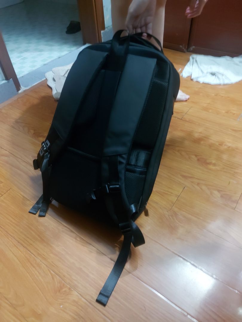 cặp đẹp, rộng rãi, có ổ sạc