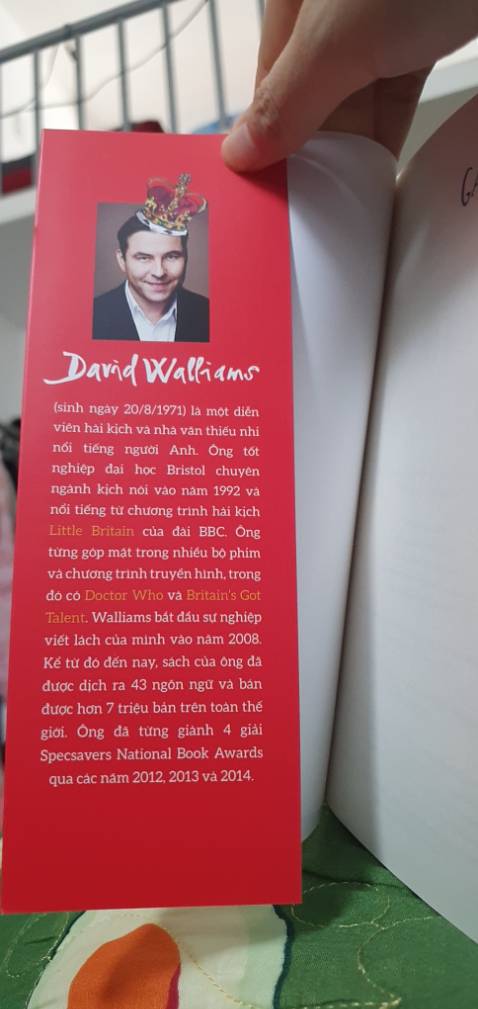 Câu chuyện vui nhộn, li kì và cảm động của bà nôii và Ben - cậu nhóc 11 tuổi. Ben hay than phiền và kêu ca vì mỗi thứ 6 đều phải đến nhà bà ở để ba mẹ cậu đi chơi riêng với nhau. Một người bà chán ốm của cậu đồng ý thực hiện kế hoạch trộm Kho báu quốc gia khi đang ở viện. Tình thân, gia đình và những điều người trẻ hay bỏ quên trong cuộc sống được khéo léo nhắc nhở, dạy dỗ sâu sắc và hay ho. Rất thích hợp cho trẻ con đọc để hình thành tính cách sáng tạo, có tinh thân chịu trách nhiệm và yêu thương người bên cạnh dù họ có hàng tá khuyết điểm, trước khi họ không còn bên ta nữa.