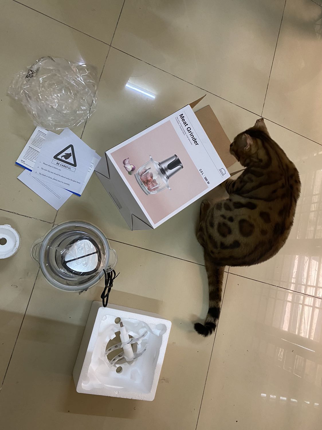 Giao hàng siêu tốc, chưa đầy 2 giờ sau khi đặt. Mở ra xay thịt ngay lập tức , lắp 2 lưỡi dao máy xay nhuyễn nhừ , nóng máy cũng không bị ngừng như cái máy dỏm đã mua trên ***! Hàng lock n lock là an tâm chất lượng! 👍👍👍👍👍