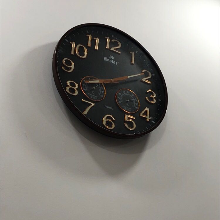 Giao hàng hơi lâu chút. Nhìn bên ngoài đẹp hơn trong ảnh. Nhưng cảm giác đồng hồ hơi nhẹ ko biết có vấn đề gì khôn :D