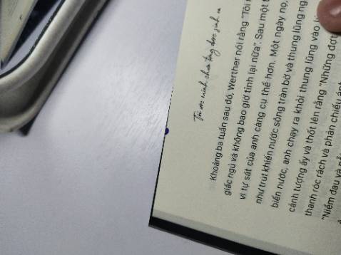 Sách in lỗi, có vài trang bị nhăn. Phía sau có tem, để thì xấu còn gỡ ra thì keo ko ra hết xấu thêm. P/s: 3 ảnh dính mực sách khác.