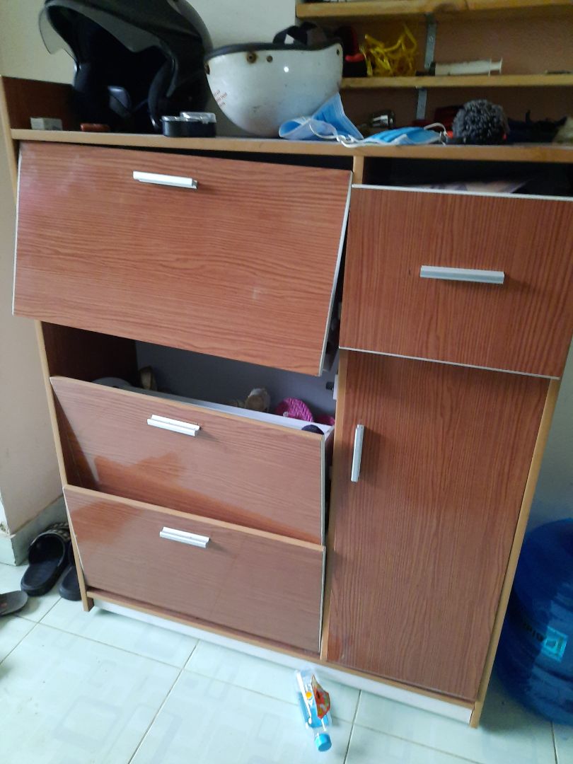 Mình không thể tưởng nổi 1 sản phẩm có chất lượng kém như vầy lại bán ra thị trường. toàn là mút và dán bằng keo. Xài chưa bao lâu thì rớt sập hết mấy ngăn. Ngăn thì nhỏ, méo mó. Không để vừa giày. Chỉ dép búp bê thì đc. 
Mong Tiki kiểm tra lại những nhà cung cấp. Mua hàng cũng vì uy tính của Tiki.