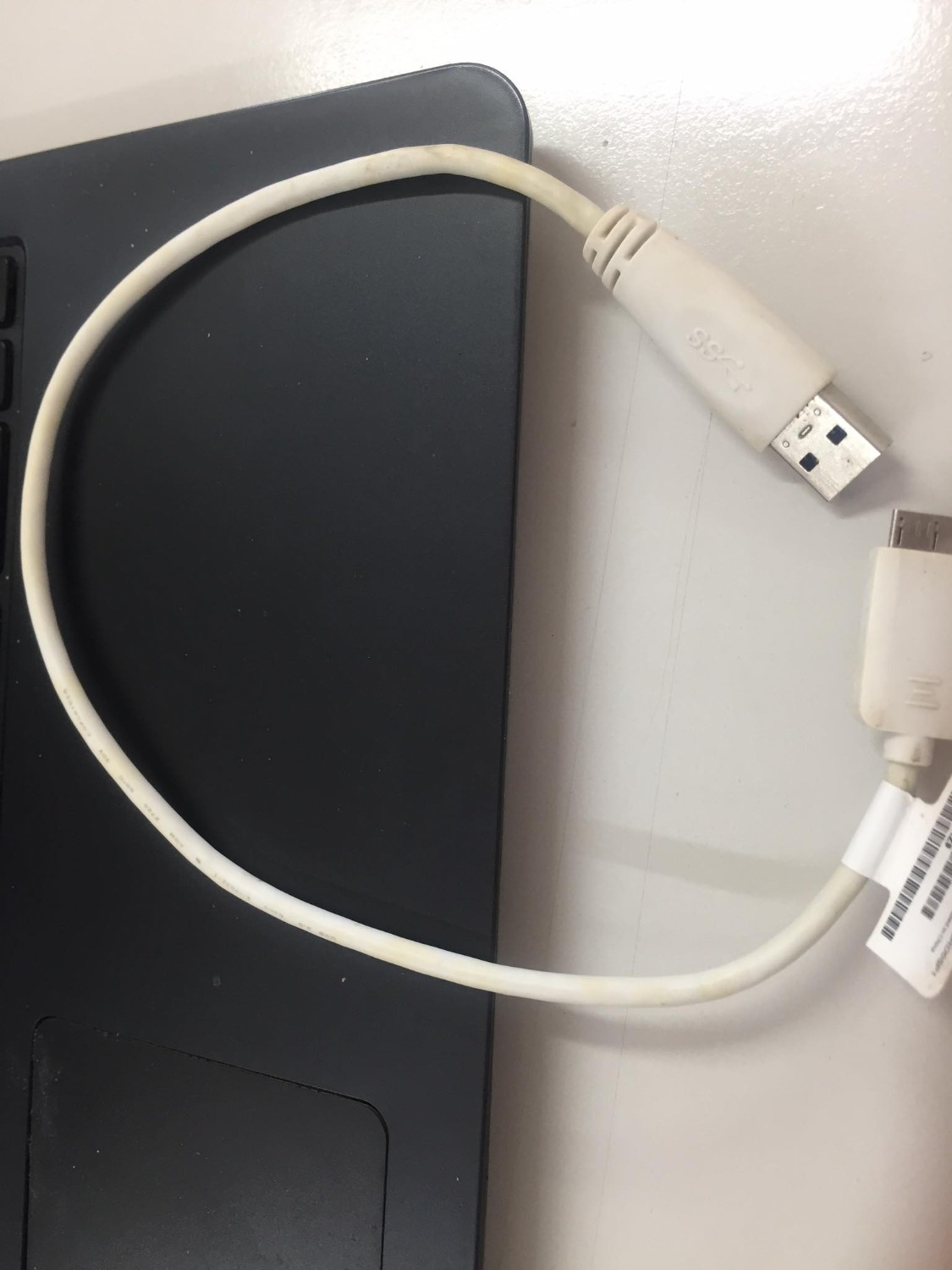 Sản phẩm đã qua sử dụng, ko phải hàng mới. Sợi dây màu trắng đã bị ố vàng, và sản phẩm nhận được ko hề giống trong hình quảng cáo.