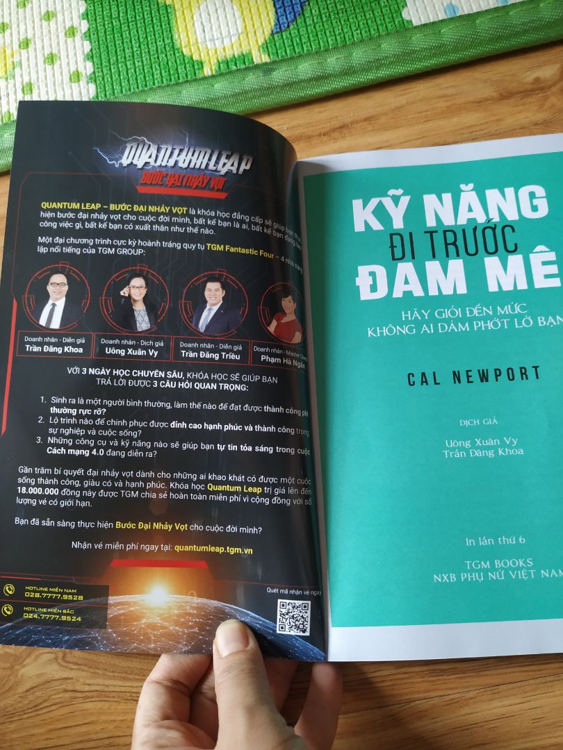 Mình rất thích sách của tác giả Cal Newport, cuốn này mình mới đọc vài trang nhưng mình nghĩ nd hay như các cuốn khác, có điều mình rất k thích bìa sách, trông thiết kế rất tầm thường hoa lá cành, bên trong lại còn đính kèm quảng cáo. Rẻ tiền hết sức, cá nhân mình thấy rất khó chịu về điều này ( so với bìa cuốn gốc bằng tiếng anh thấy khác 1 trời 1 vực). Hy vọng lần sau sách sẽ được tái bản với 1 trang bìa được chăm chút kĩ càng hơn.