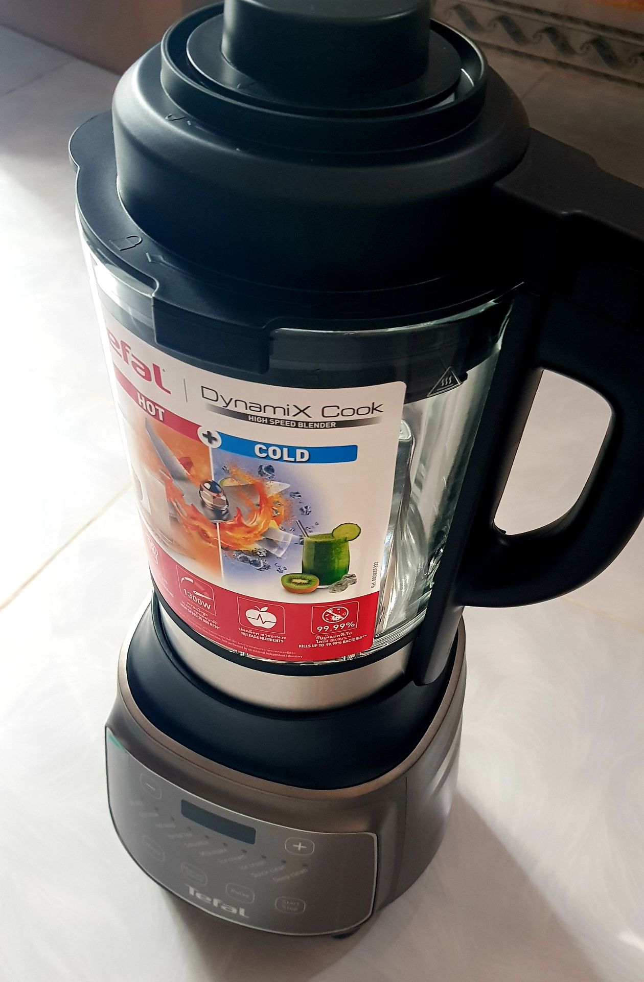 Đóng gói kĩ, có mã bảo mật nữa. Máy xay tốt, các chế độ lạnh đều ok, chế độ nóng thì mình thấy nấu sữa hạt các lại cũng khá ổn, nên cho ít nước hơn như hướng dẫn nếu ko sẽ hơi loãng, cũng co thể do mình ko dùng chính xác 100% như trong sách hd ghi, tại mình thích uống sữa sệt hơn. Nấu súp mình thấy ko ổn do mình nấu bị cháy dưới đáy do mặc định nấu 45 phút, chế độ trà thảo mộc cũng nấu 45 phút nên mình ko ưu tiên lắm do tốn điện lắm nhưng mn cứ thử xem sao. Máy khá nặng do cối thủy tinh chắc chắn, tiếng ồn cũng khá to đó do phòng mình dt nhỏ, bạn nào ở nhà to hơn chắc sẽ đơn. Nhưng dù sao cũng đáng mua nhé mn. Mình đã sử dụng hết qua các chức năng mới đánh giá để mn tham khảo nha.