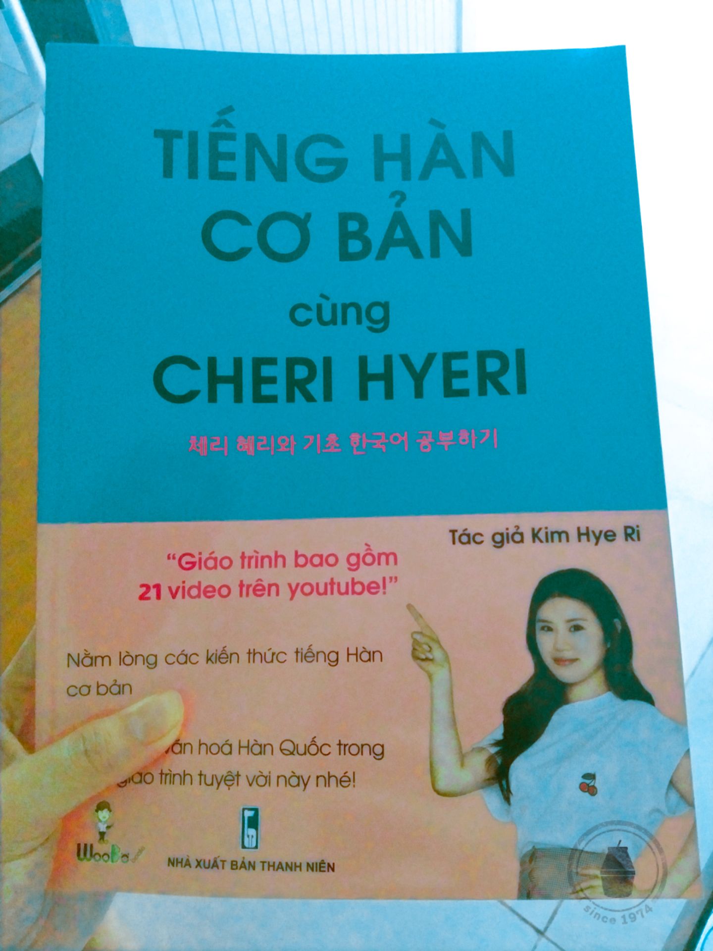 giao hàng nhanh, sách bọc kỹ, in màu đẹp, mới học có một ngày mà mình biết đánh vần được bài 1 rồi, sách dày 195 trang, có tên idol nên gây hứng thú lắm. Mình sẽ cố gắng chinh phục được ngôn ngữ này fightinggggggg giao hàng nhanh, sách bọc kỹ, in màu đẹp, mới học có một ngày mà mình biết đánh vần được bài 1 rồi, sách dày 195 trang, có tên idol nên gây hứng thú lắm. Mình sẽ cố gắng chinh phục được ngôn ngữ này fightinggggggg