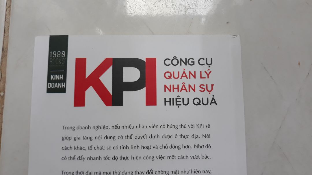 Giao hàng đúng hạn nhưng Sách cắt bị lỗi mấy trang, sách ko có bọc nên bìa bị bám bẩn xí. Shop xem xét việc kiểm tra hàng trước khi giao nha.