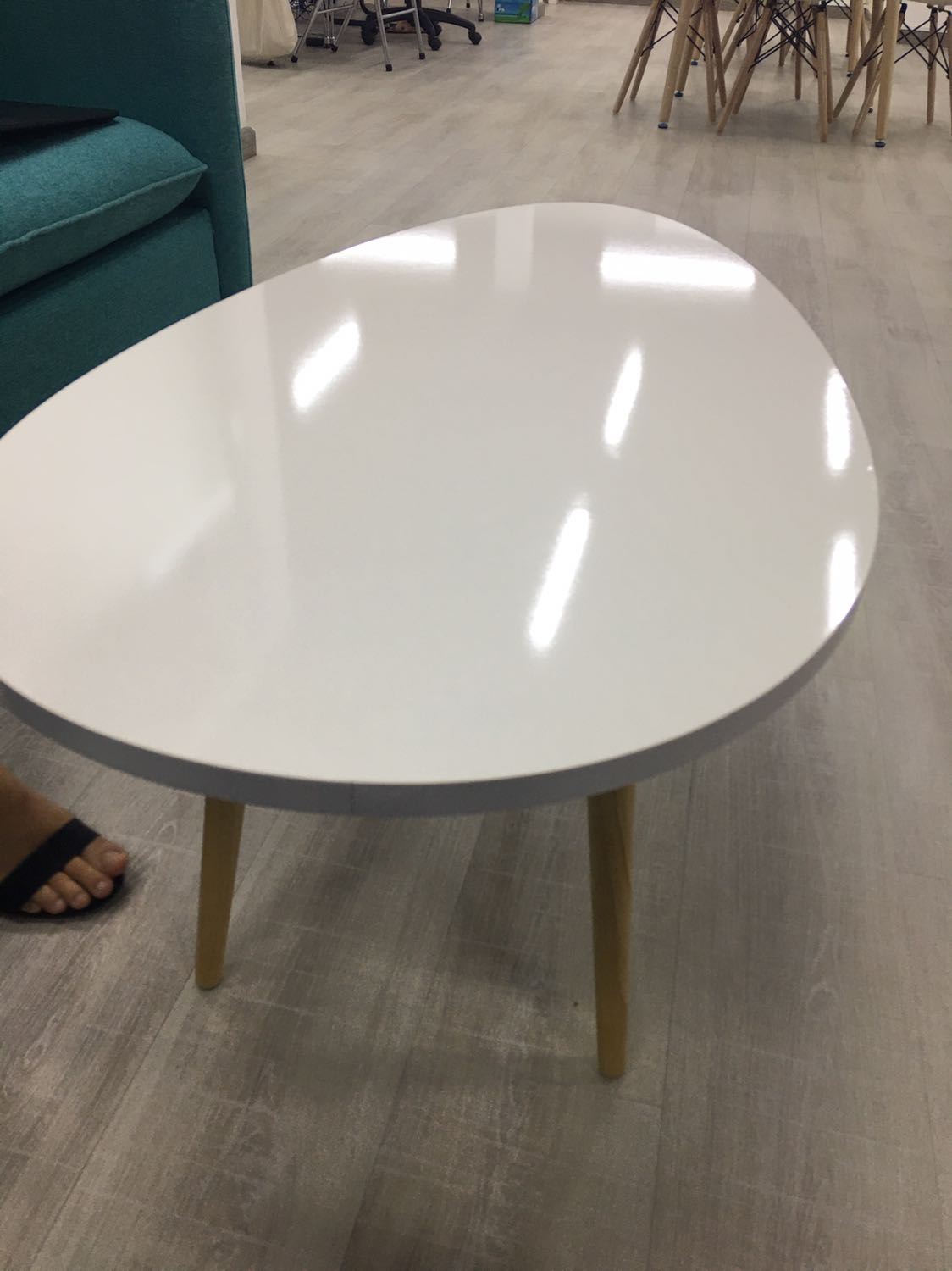 Bàn đẹp. Nhưng nên bọc thêm lớp bên ngoài, ẩm vs móp méo tùm lum .-. Bàn dễ lắp, nữ tự lắp thoải mái nhưng phải tự trang bị thêm tua vít nha