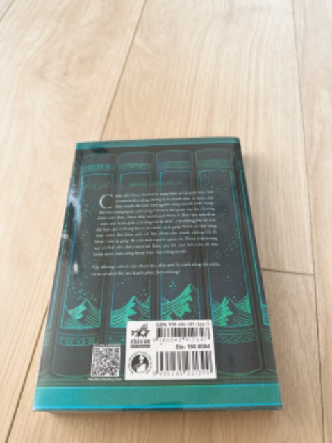 Giao nhanh đóng gói kỹ, nội dung truyện xuyên này kia, nhưng trong suốt quá trình đọc, trước khi nora tới giai đoạn có thể thoải mái hơn về tư tưởng của mình, thì trước đó nora là 1 người siêu tiêu cực. Và khi đến cuối hành trình, nora cũng thay đổi rất nhiều. 8.5