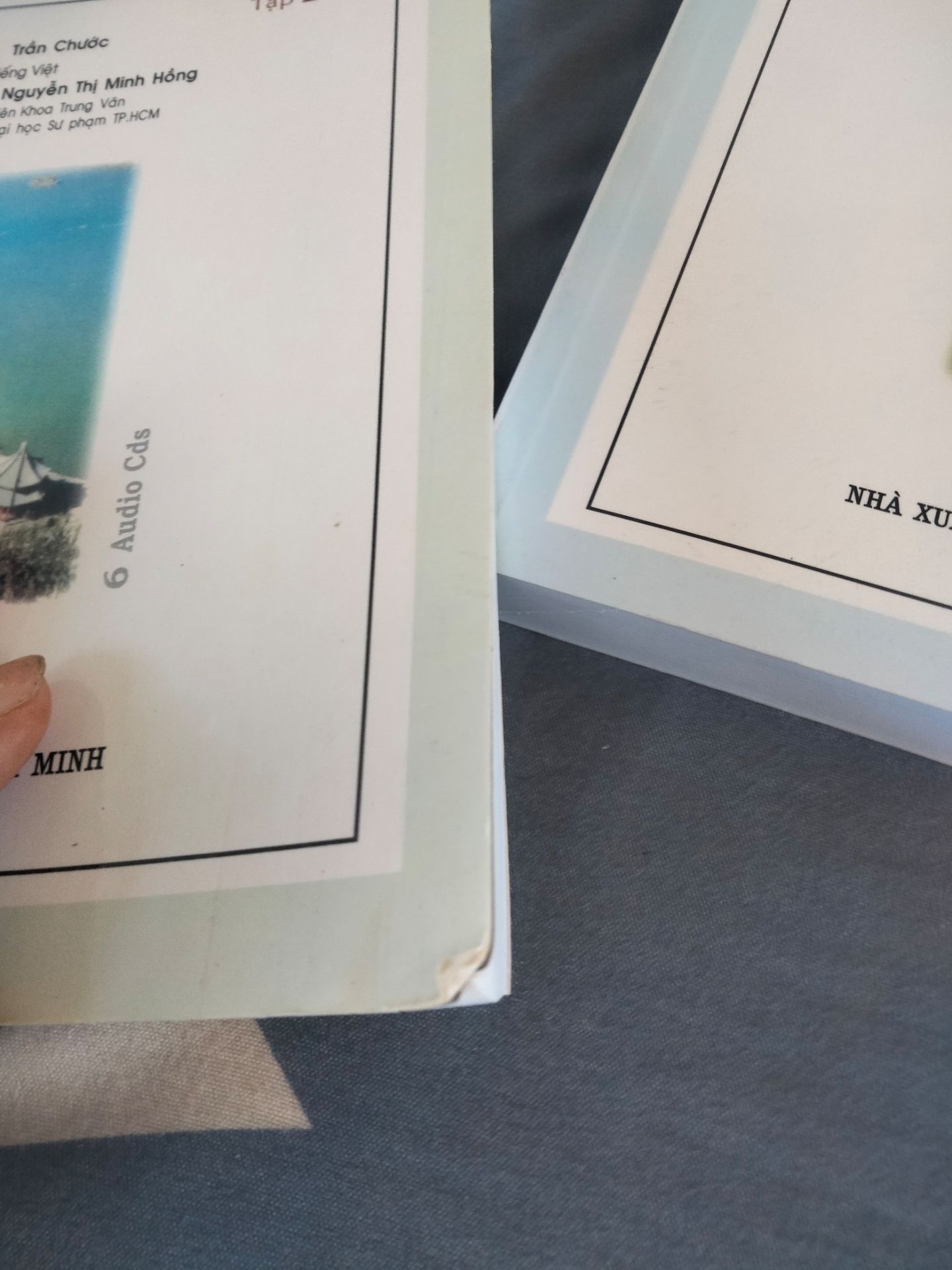 sách đóng gói cực kì sơ sài luôn á, không có bọc chống sốc bên trong gì cả, nhét luôn 2 cuốn sách vào hộp thôi. Mà lúc mình nhận là cái hộp sắp bung ra luôn rồi, mở ra y như rằng mấy góc sách nhăn nheo hết cả, còn hơi bẩn bìa ngoài nữa. Lần đầu tiên mua sách bên tiki mà bị ntn