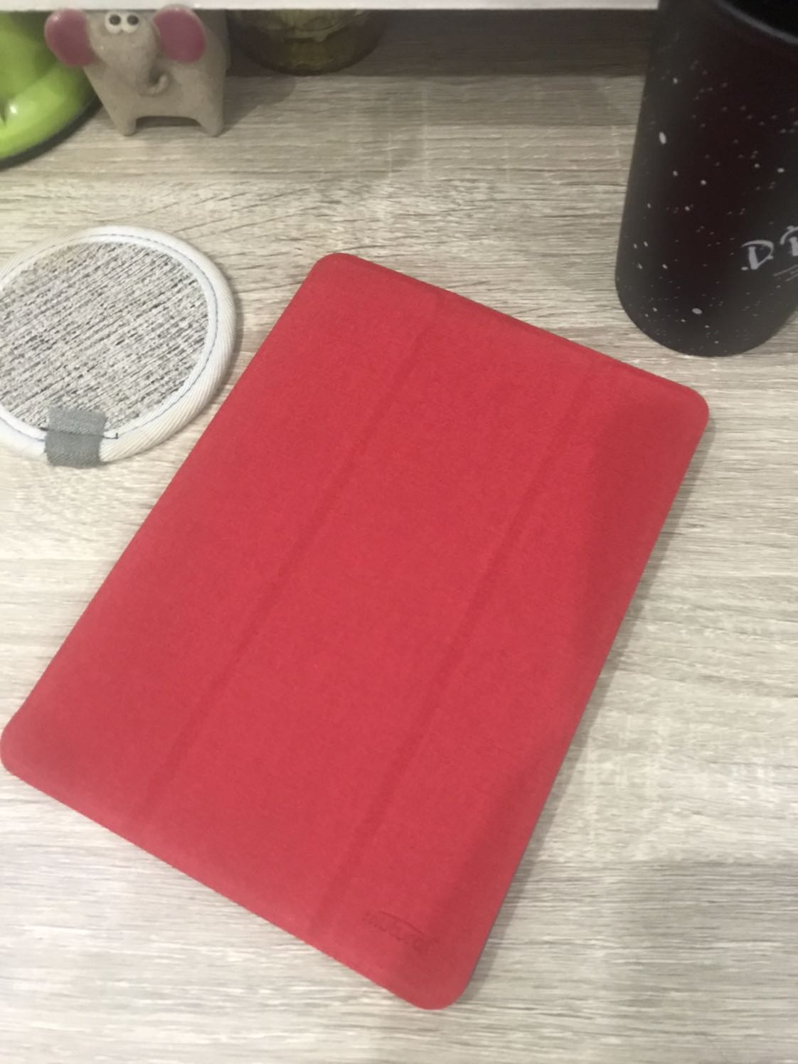 Hàng rất nuột nà, chắc chắn, các khe cắm đều khớp với ipad của mình, nút tắt nguồn và chỉnh âm bọc kín nhưng bấm k có khó khăn gì. Khe cắm bút vừa vặn, viền nhựa mềm dễ đặt bút vào nhưng úp ngược cũng k bị rơi ra.
Giá của tiki mềm hơn cửa hàng bên ngoài mà hàng có nhiều màu để chọn hơn. Case của mình nhận màu đỏ tưoi chứ k phải đỏ bầm như hình quảng cáo nhưng mình thấy đẹp.