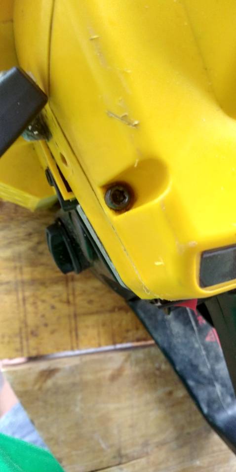 Sản phẩm K đúng màu. Xích củ. Vít bị rỉ sét. Khi giao thiếu chia khoá lục giác 
Và mây mây