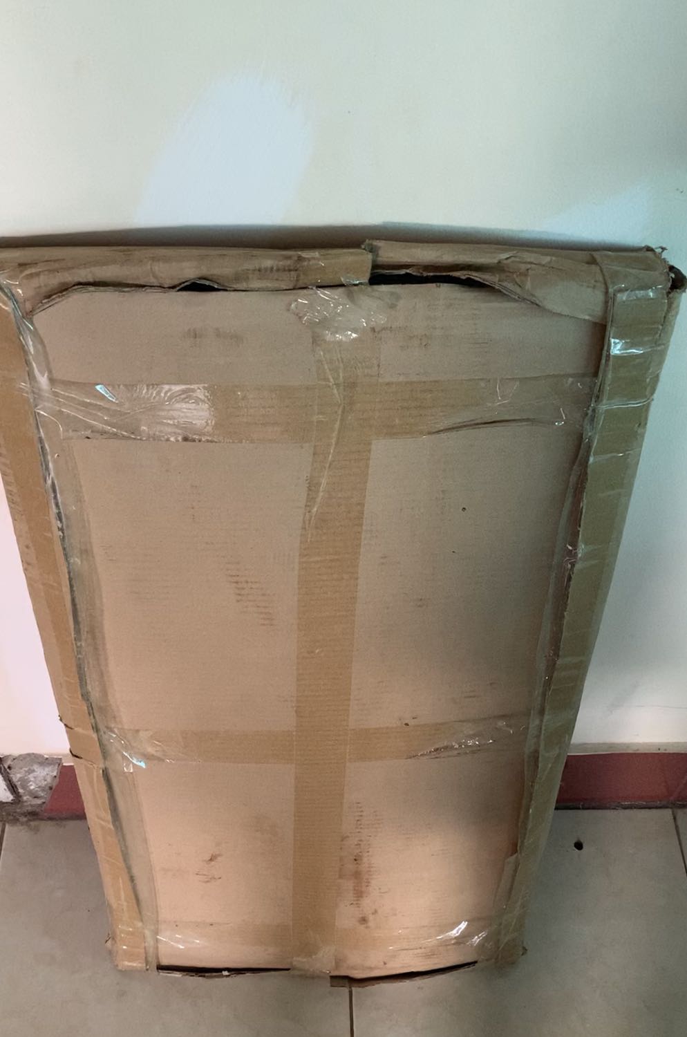 Đóng gói ko cẩn thận, khi nhận được thì thấy hộp hở toang một đầu hộp và bị toạc hở một góc hộp phía còn lại nên vận chuyển gây nứt các tấm bàn như hình ảnh mình đính kèm đây!
Thêm nữa, mình mua bàn màu be mà nhận được bàn màu trắng! Đóng gói ko cẩn thận, khi nhận được thì thấy hộp hở toang một đầu hộp và bị toạc hở một góc hộp phía còn lại nên vận chuyển gây nứt các tấm bàn như hình ảnh mình đính kèm đây!
Thêm nữa, mình mua bàn màu be mà nhận được bàn màu trắng!