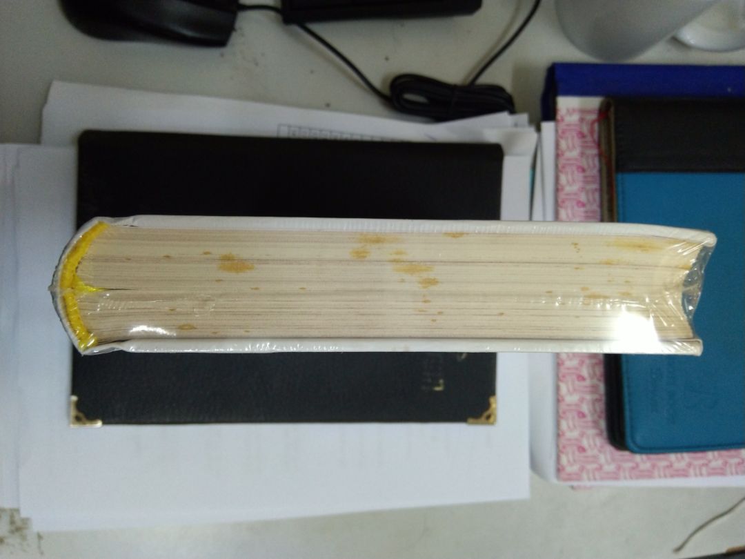 Tiki giao hàng nhanh nhưng sách đã bị ố vàng, phía góc bên phải sách hơi méo, chắc do va đập khi vận chuyển, mình đã yêu cầu Tiki đổi trả rồi.