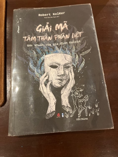 - Nội dung cuốn sách rất hay, kể về lịch sử gia đình Galvin, từ thời ba mẹ cho đến các con của họ. Phân tích cả khía cạnh về di truyền, môi trường lẫn tâm lý, và có đưa cả những thí nghiệm được sử dụng trong quá trình nghiên cứu về căn bệnh này.
- Điểm trừ duy nhất là quá nhiều lỗi chính tả, một cuốn sách hơn 460 trang mà có gần hai chục lỗi chính tả làm mình rất khó chịu, cảm thấy nhà xuất bản chưa được chỉn chu trong khâu kiểm duyệt. Còn lại bản dịch thì ổn.