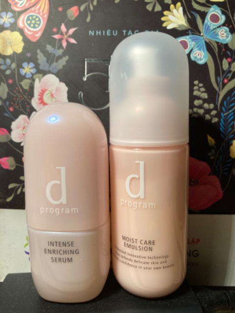 Thấm vào da nhanh, làm da mềm ẩm mà không bị cảm giác nhờn, được cái giữ độ mềm ẩm này cũng lâu, khá hài lòng.