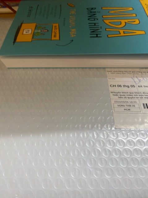 Tiki đóng sách bằng túi chống sốc nhìn rất chỉn chu, đẹp mắt, bóc lấy sản phẩm cũng tiện. Sách thì tổng hợp kiến thức và truyền tải kiến thức qua hình ảnh. Dễ đọc và có cái nhìn toàn cảnh về lĩnh vực nhưng muốn tìm hiểu chi tiết thì cuốn sách không phải là một sự lựa chọn.