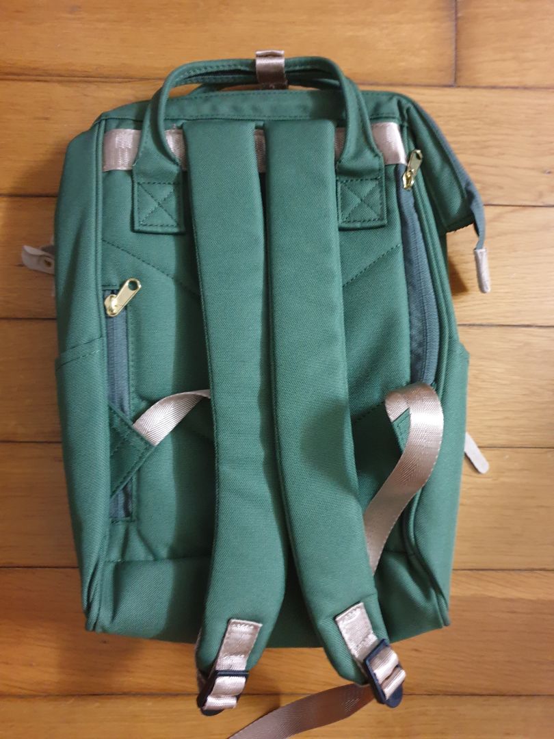 Nhận hàng thì thấy thực tế ba lô hơi nhỏ so với mình tưởng tượng, nhưng kiểu dáng nhìn rất thời trang, đặc biệt là có ngăn kéo sau lưng, có thể mở lấy đồ bên trong mà không cần mở kéo ngăn chính, rất tiện lợi.