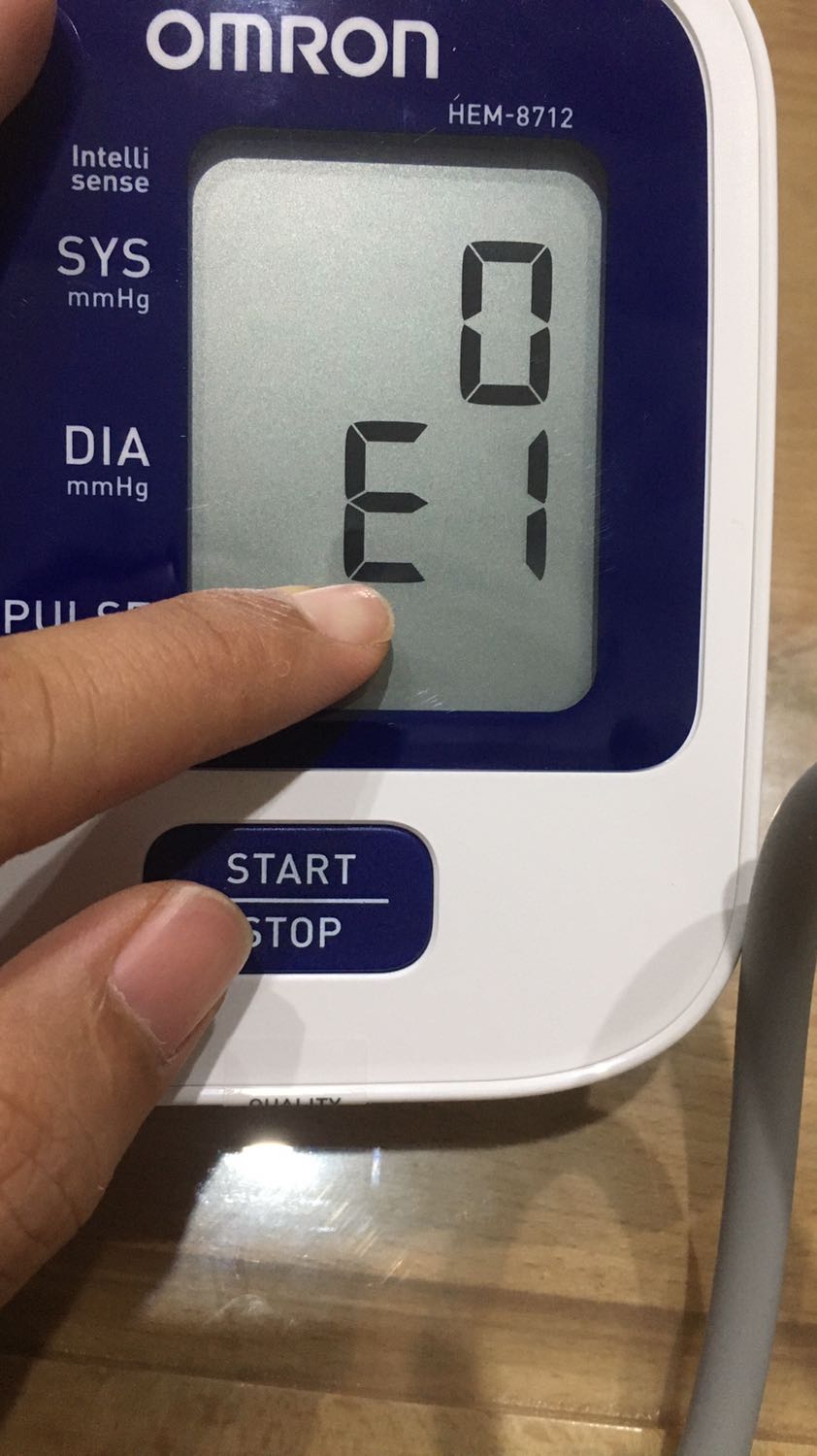 đầu tiên sản phẩm sử dụng được. đo gần giống so với thực tế cho 3 người: cao, bthuong, thấp. và cho chỉ số gần giống.
Nhưng chưa biết xài lâu dài ntn Vì:
mình đã mua máy tại cửa hàng y tế cách đây 4 năm. máy mới bị hư nên mua mới.
so sánh thấy chất lượng hơi khác.
1. không có chức năng hiện lỗi khi đang đo mà có cử động. (đã thử cử động và nhảy loạn xạ.
2.màn hình nhựa kém , chạm vào là lõm xuống.
3.vỏ hộp khác so với thực tế.
4.pin đi kèm không phải pin maxell akalink như quảng cáo trên bao bì
5. tem không phản quang như sản phẩm khác. chỉ ghi quality pass.
tóm lại mình không nghi ngờ hàng giả. mà sao hàng nội địa kém chất lượng. thất vọng hơn so với mong đợi.