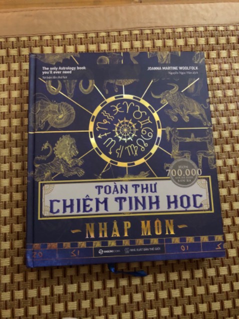 Giao hành hơi lâu, shop thân thiện. Sách thơm, mùi tiền, chất giấy đc, mực in rõ nét, chất lượng cao. Sách cầm nặng tay, đáp *** *** chết. Tóm lại chất lượng cho shop 9,5 trừ 0,5 vì giao hơi lâu