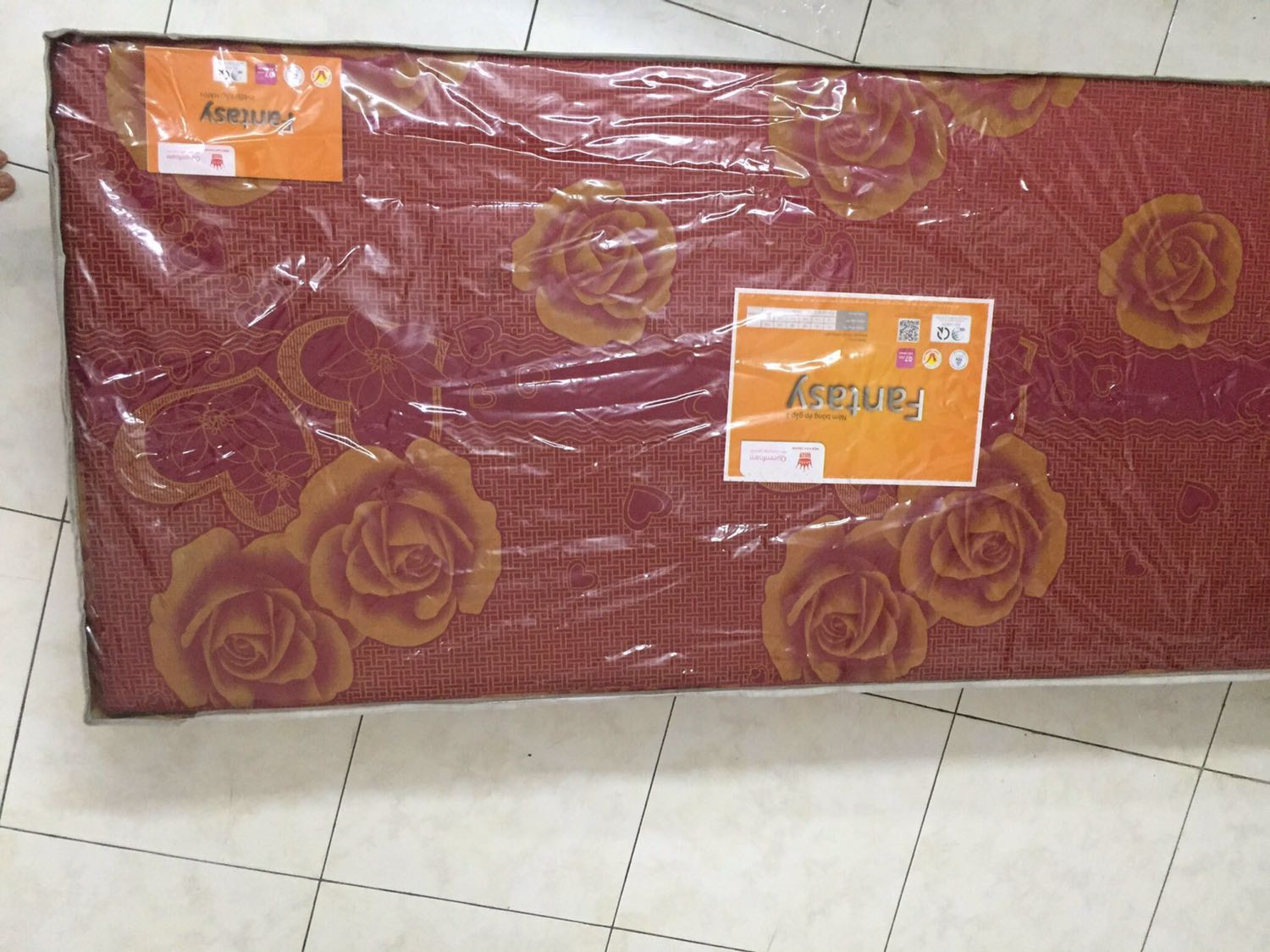 Nệm dơ, cũ không đúng kích thước. Liên hệ mà Tiki chưa giải quyết trả sản phẩm và hoàn tiền.