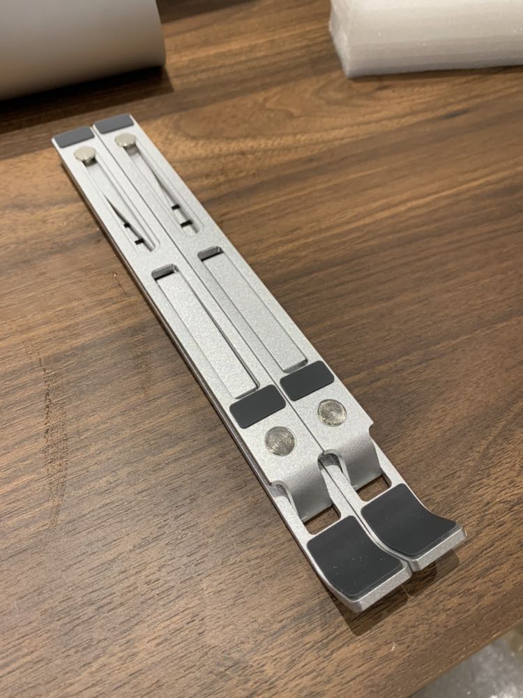 Đóng gói giao hàng nhanh, sản phẩm chất lượng. Khớp nối trục rất chắc chắn khi bẻ. Gấp gọn mang đi được. Hơi mỏng nhưng chịu tải đc laptop 16 inch