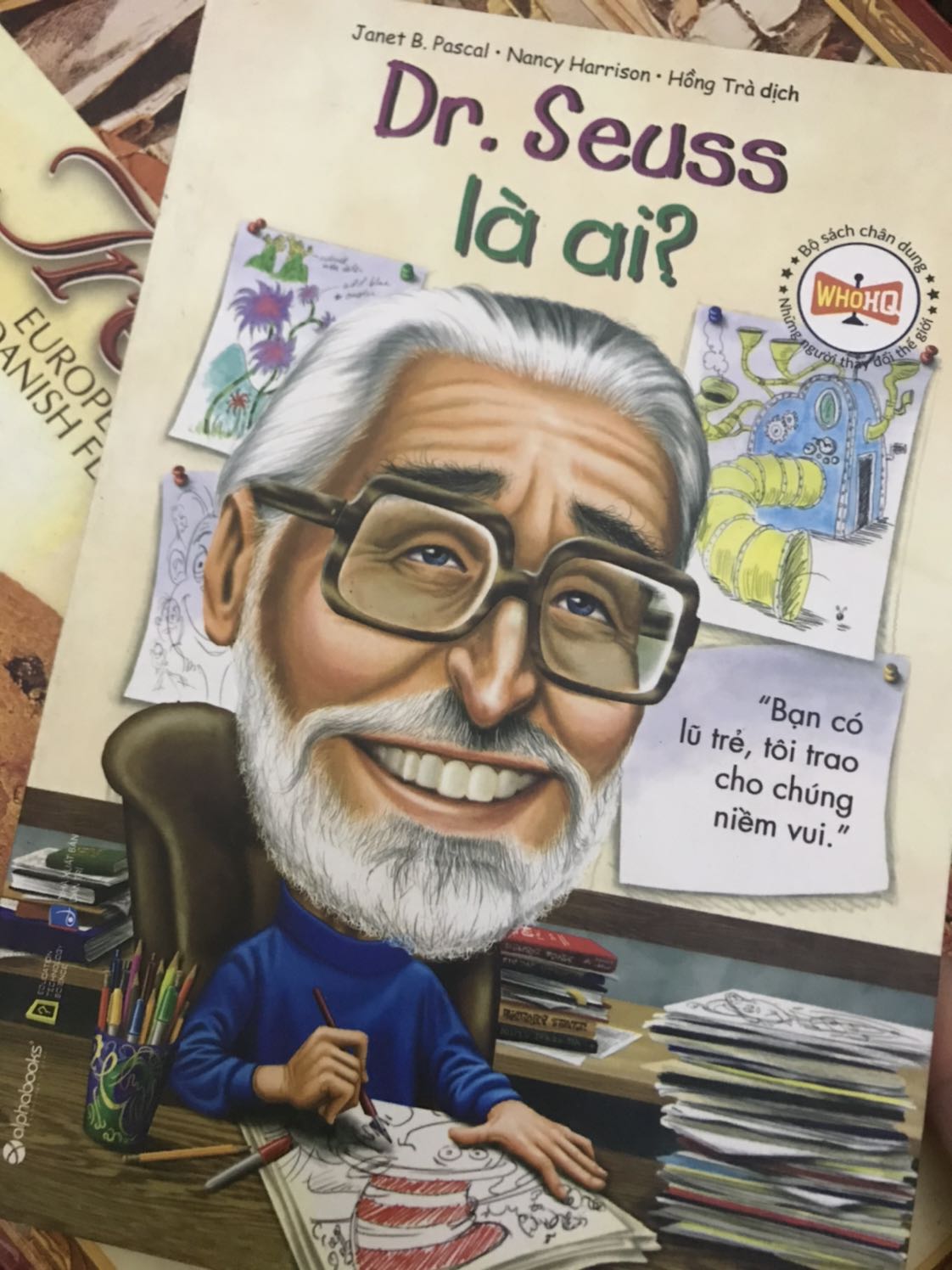 Sách viết về “phù thuỷ ngôn ngữ”, tác giả của Mèo mang mũ và nhiều cuốn sách vần vè ngộ nghĩnh khác. Đọc để tìm hiểu thêm về một trong những tác giả sách thiếu nhi nổi tiếng nhất nhé!