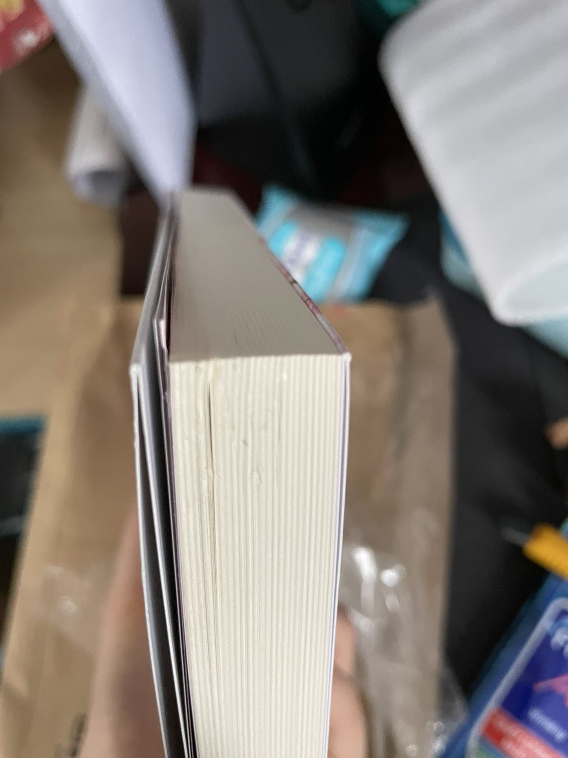 Sách đóng gói cực kĩ luôn ??? có bao bì và xốp bên ngoài nên không hề bị nhăn
Có hơi dơ ở gáy sách nhưng Ko sao
Đáng mua lắm nhaaaaaaa, cuốn này đọc cực cuốn