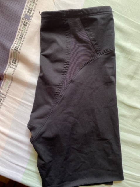 Chất liệu bền bỉ co giãn tốt. Fom quần cứng cáp đẹp.