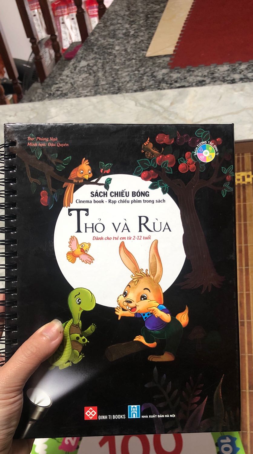 Sách rất hấp dẫn và ấn tượng, dày và cứng.