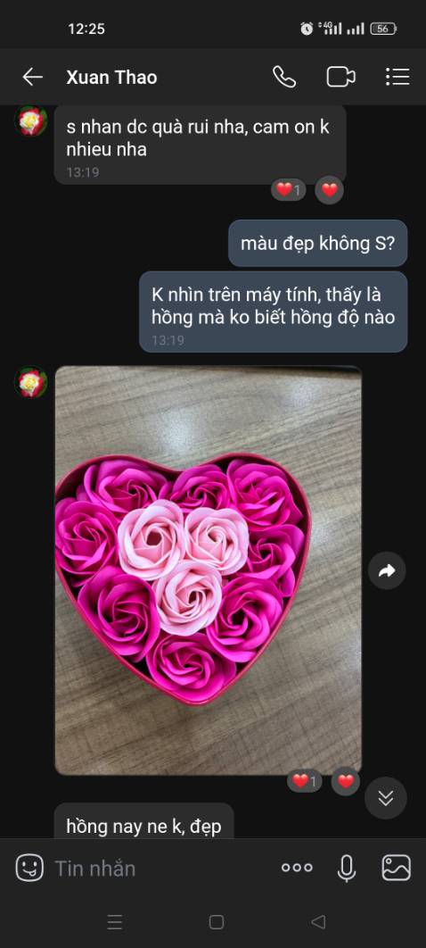 Giao hàng nhanh. Mua tặng bạn nên giao nhanh cũng tiện. Bạn khen đẹp là vui rồi. 
Màu thực tế đẹp hơn trên app á