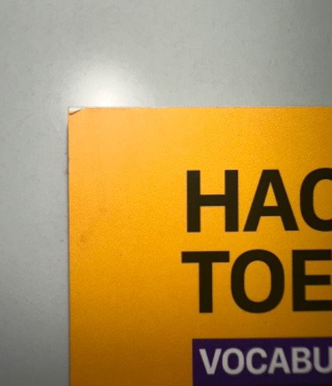 Sách bị cong gấp ở trang bìa, có chỗ bị tróc bìa như ảnh, nhìn hơi khó chịu.