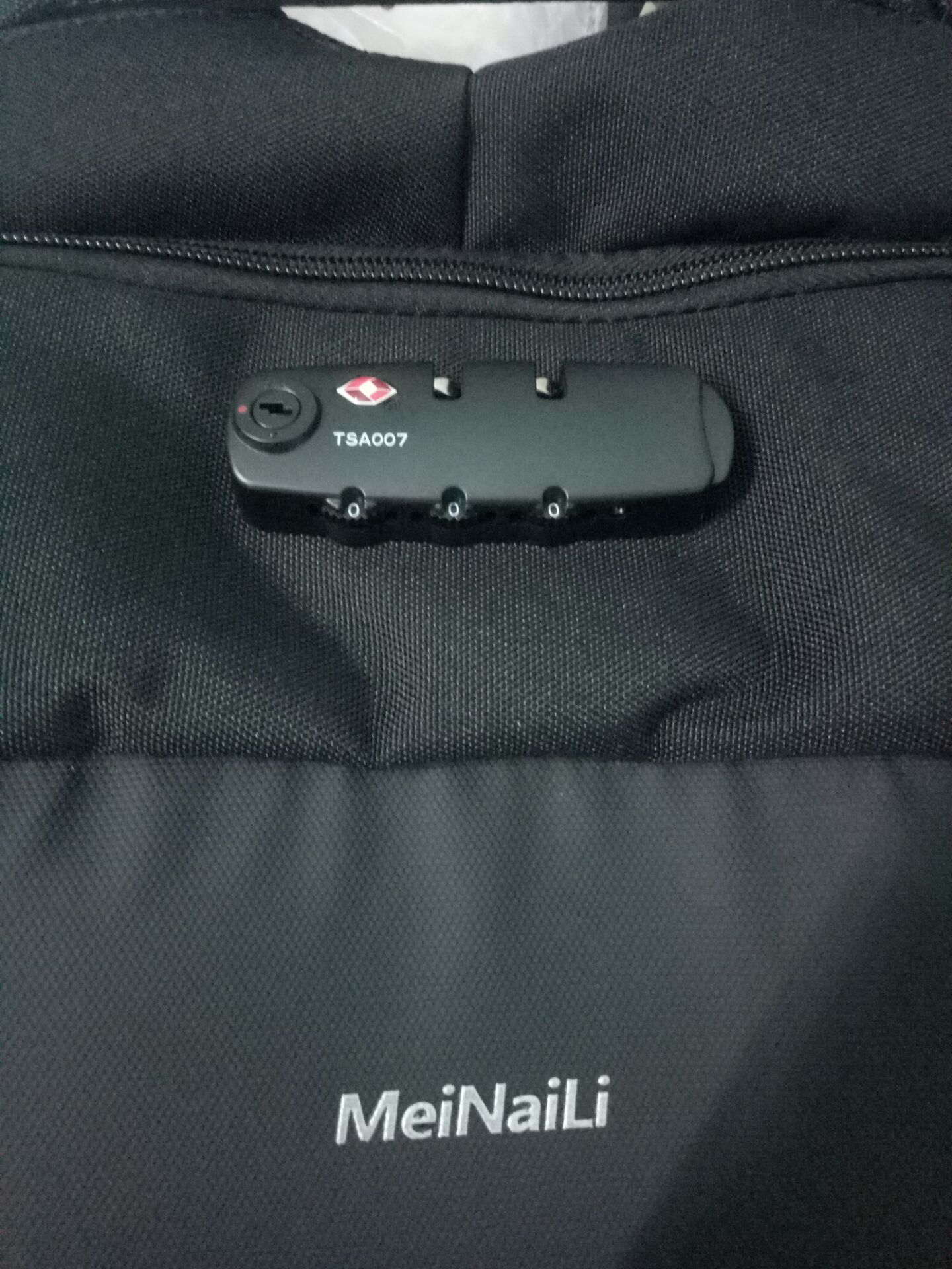 Balo như hình, rất đẹp, tiền nào của nấy nhaaa. Mà shop cho mình hỏi là đổi pass khóa sao vậy ạ, trên giấy để là lấy đồ nhọn đâm mạnh vào ổ khóa mà thấy hình như bất khả thi đấy ạ