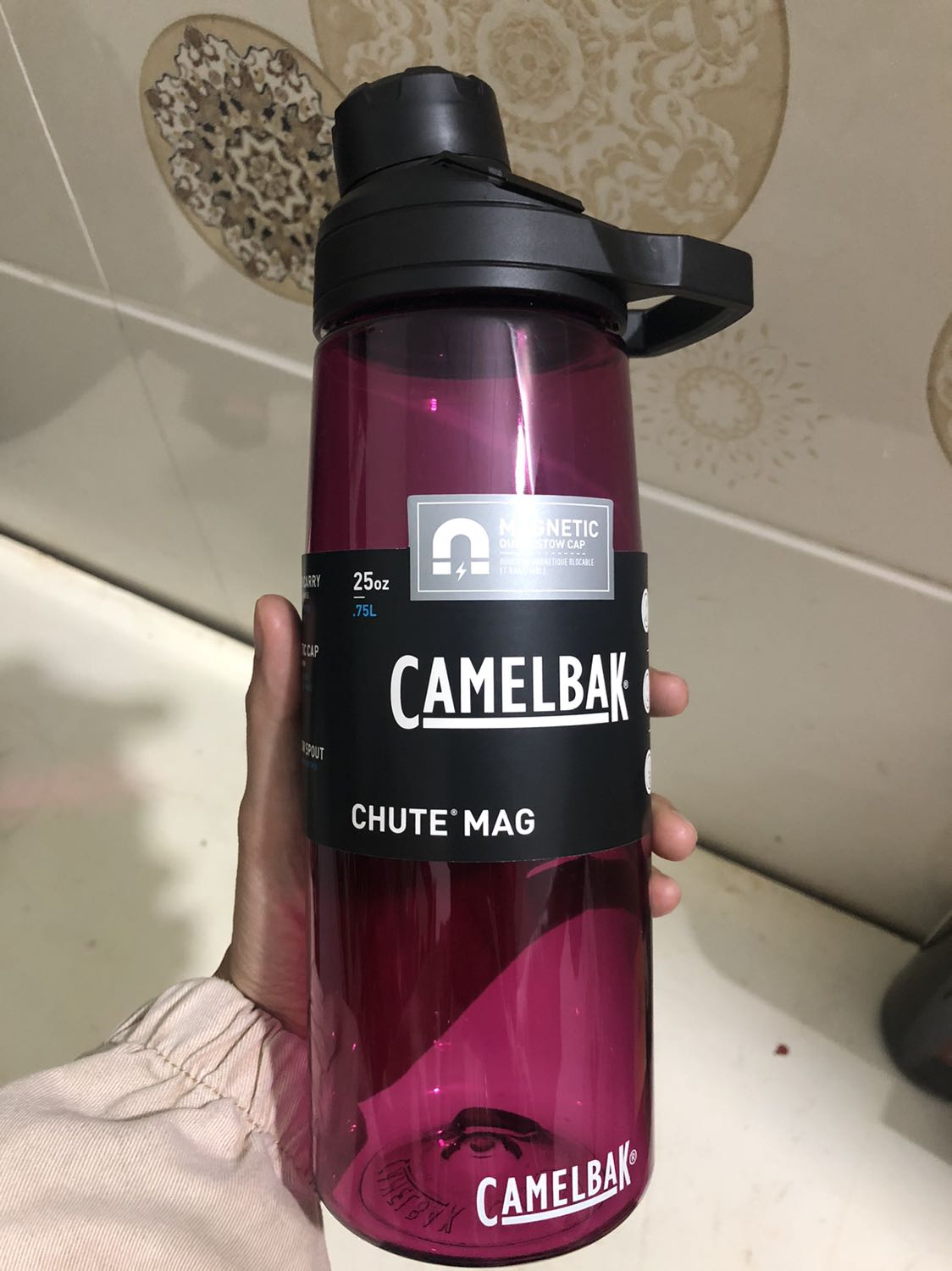 Bình nhận về rất đẹp, màu xuất sắc hơn trong ảnh giới thiệu sản phẩm, hình dáng như ổ bánh mì ấy, hơi bầu bầu ở giữa bình và thon ở hai đầu, đặc biệt khi lần đầu đựng nước thì không bị mùi nhựa như một số sản phẩm mình từng sử dụng. Với thiết kế nắp nam chân cũng là sản phẩm đầu có thiết kế như vậy mà mình sử dụng, thì đánh giá là rất tốt, uống nước cũng không bị tràn ra, mình di chuyển xốc nẩy cũng không thấy bị rỉ nước ra bên ngoài, mình cầm 1 tay cũng rất dễ dàng, mình đi chơi thể thao mang theo rất tiện, bạn mình cũng hứng thú về sản phẩm này nên cũng hào hứng lắm.