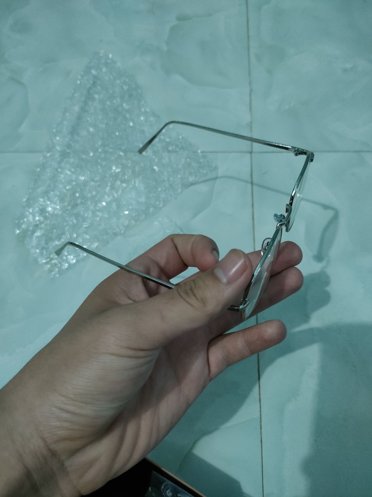 kích cỡ thực tế của kính quá nhỏ không giống như ảnh minh hoạ không phù hợp để đeo