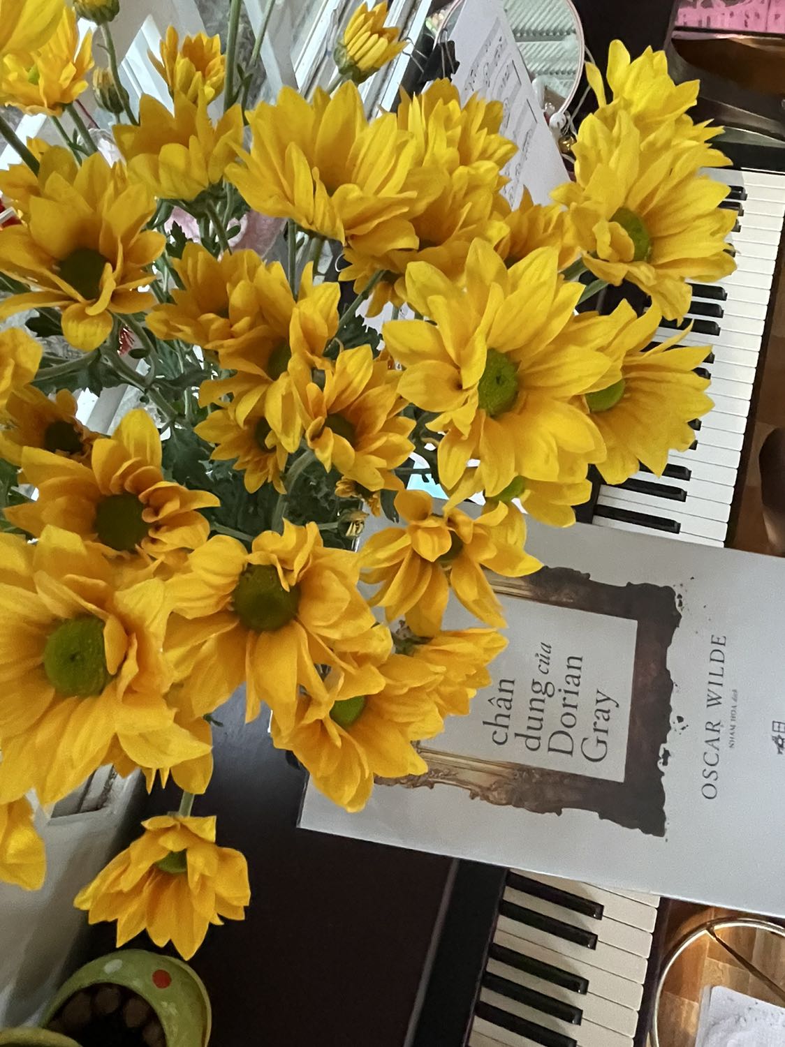 Nhẹ nhàng rồi gây cấn, êm ả rồi nổi sóng cuồn cuộn, đỉnh điểm rồi thoái trào… “Chân dung của Dorian Gray” của Oscar Wilde đã đưa người đọc đến những cung bậc khác nhau như thế.
"Chân dung của Dorian Gray" là tiểu thuyết duy nhất của Oscar Wilde và là một trong những tác phẩm có ảnh hưởng nhất trong nền văn học phương Tây. Câu chuyện kể về cuộc đời chàng quý tộc Dorian Gray mang một vẻ đẹp hoàn hảo, tuyệt mỹ tựa như đoá hồng bạch thanh khiết, không chút tì vết, chẳng chút nhuốm bụi trần. Thế rồi Dorian Gray vướng vào những mối quan hệ khiến cuộc đời của anh phải đi đến con đường hiến dâng linh hồn mình cho quỷ dữ. Đó là mối quan hệ với họa sĩ Basil Hallward - hoạ sĩ thiên tài đã đã dành tất cả tâm huyết cùng tình yêu chân thành để vẽ nên một bức chân dung cực kỳ sinh động về Dorian, người đã hết sức yêu quý, ngưỡng mộ, giữ gìn nét thuần khiết cùng vẽ đẹp sẵn có trong anh. Còn người kia là quý tộc Henry Wotton, một đại diện xuất sắc  mang thiên hướng cho tính vị kỷ, theo đuổi khoái lạc, xem cuộc sống như một vở kịch, xem con người như những diễn viên và hoàn toàn đánh mất tình yêu hay lòng trắc ẩn. Và cũng chính Herry đã góp phần đẩy Gorian vào vực thẫm của sự tha hoá, của sự suy đoài đạo đức để rồi hết lần này đến lần khác xé toạt linh hồn của chính mình, biến bản thân thành một bức tranh đẹp đẽ mà thiếu hẳn linh hồn.
Kết cục cuộc đời Dorian chắc hẳn không khó đoán nhưng kết cục của Basil, của Henry, của bức tranh, của cái đẹp, của quan điểm "Nghệ thuật vị nghệ thuật" hay "nghệ thuật vị nhân sinh" vẫn cứ làm người đọc đau đáu mãi không thôi...
24/10/21 (T.L.MH)