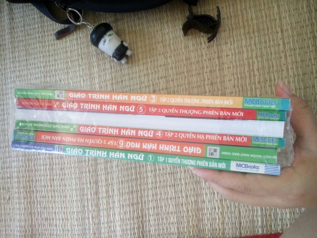 chồi ôi,  tiki giao hàng siêu nhanh,  dự kiến thứ 5 mà hôm nay thứ 2 đã giao rồi ,  sách đủ combo  luôn đúng y như mô tả nha ,  vừa mới in năm nay đó mọi người,  mau mau quẹo lựa ủng hộ tiki nào,  À tui mua của Vadata nha
