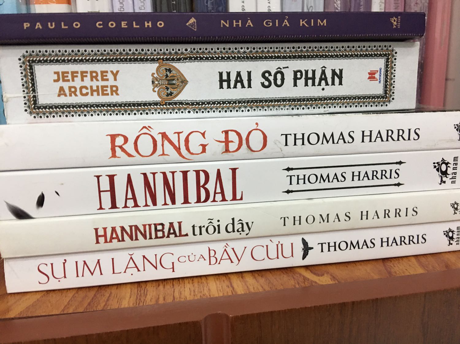 Mua một lượt 6 cuốn, chỉ bỏ đại vào thùng ko chống sốc gì hết. Sách nặng nên va đập dễ bị hư hại lắm luôn. Cuốn nào cũng lem nhem, dấu tay đen đen nữa. Phải đổi trả hết 1 cuốn từ trước Tết, đến giờ mới nhận đc. Hy vọng về sau tiki kt cẩn thận để khỏi phiền 2 bên. Cuốn này còn in hẳn dấu tay đen luôn nè ...